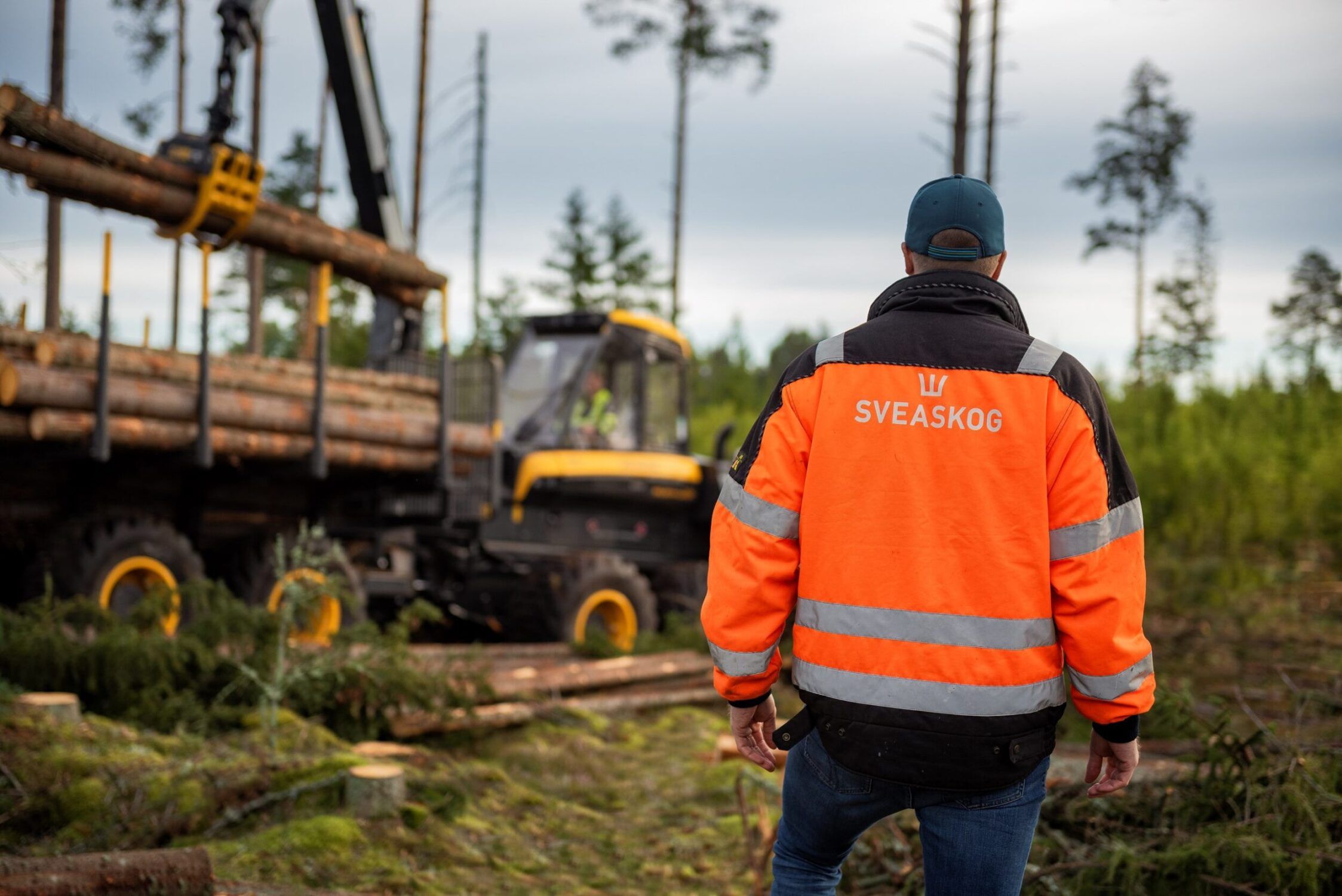 En man och en kvinna som står och pratar